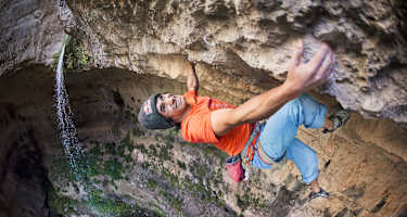 David Lama klettert "Avaatara", ein Sinkloch im Libanon