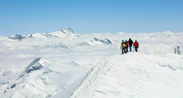 Am Gipfelgrat des Großvenedigers, im Hintergrund der Großglockner