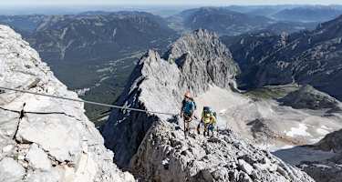 Ein beeindruckender Ausblick: die Zugspitze (2.962 m, ganz rechts) und das Zugspitzmassiv, vom Wank aus gesehen.
