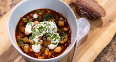 Frisch angerichtet: Linseneintopf mit weißen Bohnen und Speck