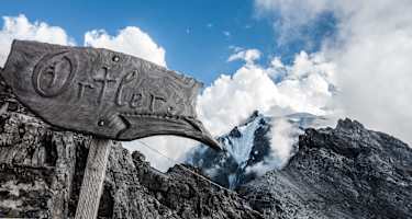 Ab der Julius Payer Hütte beginnt der anspruchsvolle Teil des Normalweges auf den Ortler