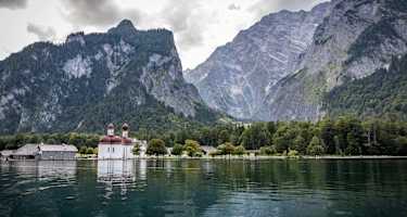 Der Blick auf die Wallfahrtskirche St. Bartholomä auf der Halbinsel Hirschau im Königssee