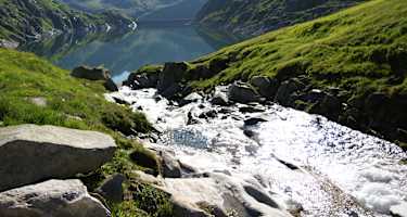 Die Reussquelle fliesst in den Lucendro Stausee