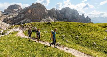 Wandern in Rosengartenmassiv in den Dolomiten