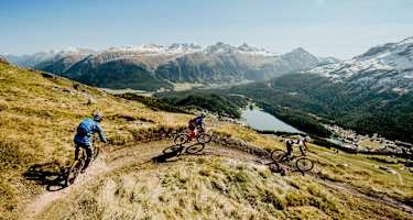 Biken im Engadin: Auf den Trails kommt man hoch hinaus und in viel Flow-Genuss. 