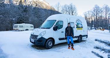 Bergwelten-Redakteur Daniel Kubera mit dem Bergwelten-Van