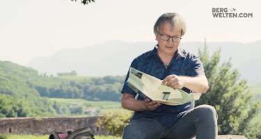 Hans Zippert studiert die Müggelberge