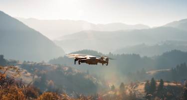 Drohnenflug in den Bergen Bestimmungen