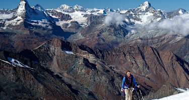 Bergführer im Aufstieg aufs Allalinhorn in der Schweiz
