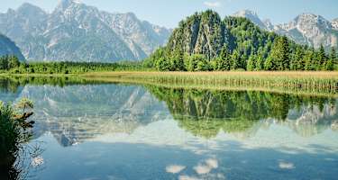 Der Almsee in Grünau im Almtal mit dem Toten Gebirge im Hintergrund