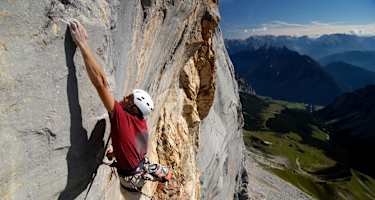 Südwand der Schüsselkarspitze im Tiroler Wettersteingebirge ist berühmt-berüchtigt für ihre anspruchsvollen Alpinrouten