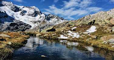 Tessin: Blick auf Bergektte und Bergsee