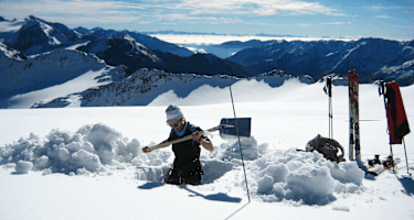 Glaziologin Andrea Fischer bei der Arbeit am Gletscher