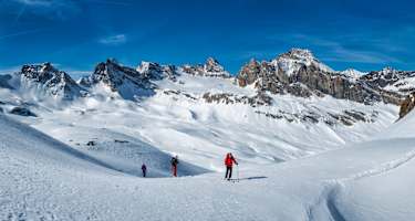 Skitourengeher im Aostatal in Italien