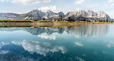 Der Astbergsee mit dem Wilden Kaiser