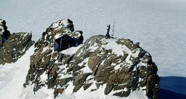 Balmenhorn im Monte-Rosa-Massiv mit Christusstatue und Biwak