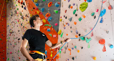 So sicherst du beim Sportklettern richtig: in der Halle und am Fels