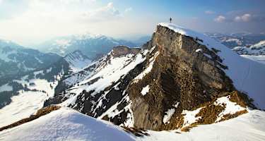 Österreich: Bergsteiger vor Alpenpanorama