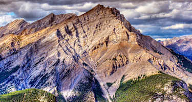 Felsiger Berg unter lila Himmel