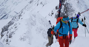 Alpine Jobs: Bergführer mit Gruppe auf Skitour