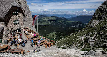 Auf der Sonnenterrasse der Langkofelhütte: die Seiser Alm zu Füßen.
