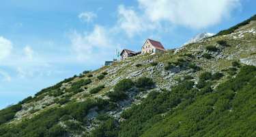 Die Bettelwurfhütte thront über dem Inntal.
