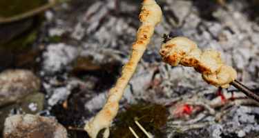 Den Teig für circa 10 Minuten über der Glut grillen