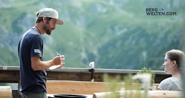 Neo-Hüttenwirt Christoph Schimpfössl beim Aufnehmen einer Bestellung