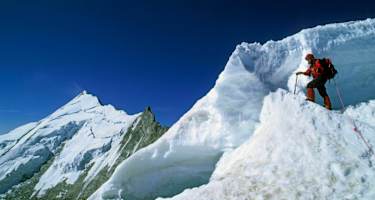 Schweiz: Bergsteigerin am Bishorn in den Walliser Alpen