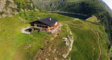 Bockhartseehütte mit See und Wiese