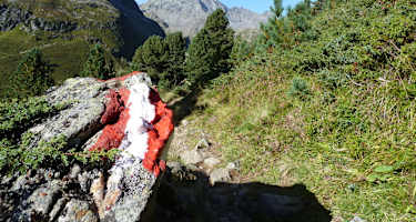 Bodenmarkierung eines Bergweges im Sellraintal in Tirol