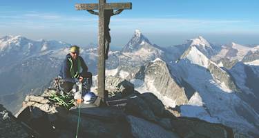 Christoph Hüthmair am Gipfel des Zinalrothorn (4.221 m) in den Walliser Alpen