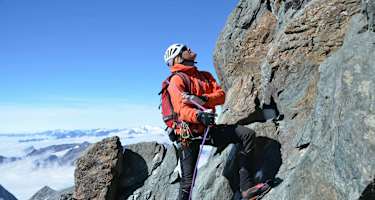 Roman Dirnböck ist seit über 30 Jahren als Bergführer tätig. Unterwegs am Stüdlgrat zum Gipfel des Großglockner (3.798 m)
