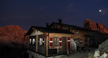 Büllelejochhütte in den Dolomiten in Südtirol bei Nacht