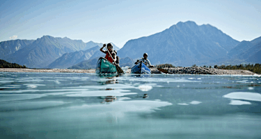 Per Kanu erkundet sich der Tagliamento am besten. Im Hintergrund erheben sich die Julischen Voralpen.