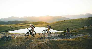 Spüre den Fahrtwind und die goldene Herbstsonne auf deiner Haut – bei der E-Bike Experience in Saalbach Hinterglemm Leogang Fieberbrunn steht das Erlebnis im Vordergrund.