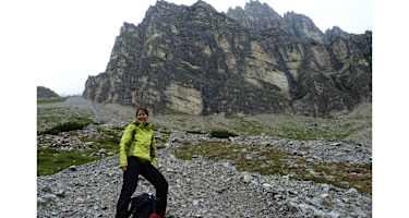 Alpin-Ökologin Christina Schwann in den Bergen