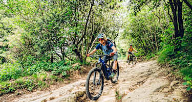 Frau fährt auf einem Mountainbike bergab