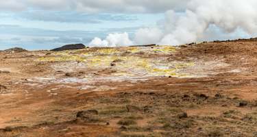 Die gelb-orange Landzunge von Reykjanes mit geothermalen Dämpfen.