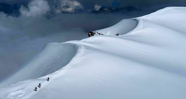 Dôme du Goûter: Bergsteiger im Mont-Blanc-Massiv