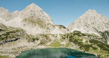 Der Drachensee im Mieminger Gebirge mit der Coburger Hütte an seinem Ufer.