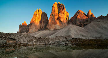 Die Drei Zinnen im sanften Abendrot in den Südtiroler Dolomiten