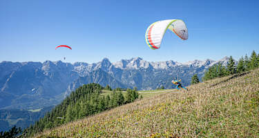 Paragleiter beim Start, Bergkulisse