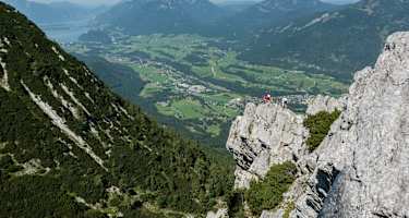 Zwei Personen am Katrin-Klettersteig über Bad Ischl mit Blick auf das Salzkammergut