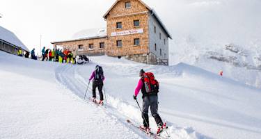 Skitourengeher am Weg zur Dümlerhütte