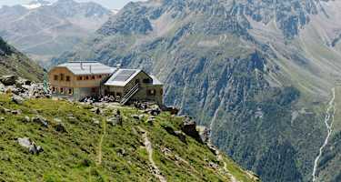 Blick auf die Rüsselsheimer Hütte in den Ötztaler Alpen im Sommer, dahinter die eindrucksvolle Bergwelt
