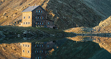 Die Flaggerschartenhütte in den Sarntaler Alpen in Südtirol (Italien)