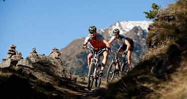 Mountainbiker in den Dolomiten Tourentipps