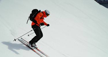 Freeriden: Wintersportler im freien Gelände