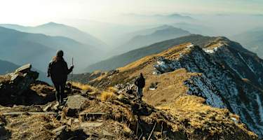 Der Natur entgegen wandern und Erlebnisse miteinander teilen, Walliser Alpen, Schweiz